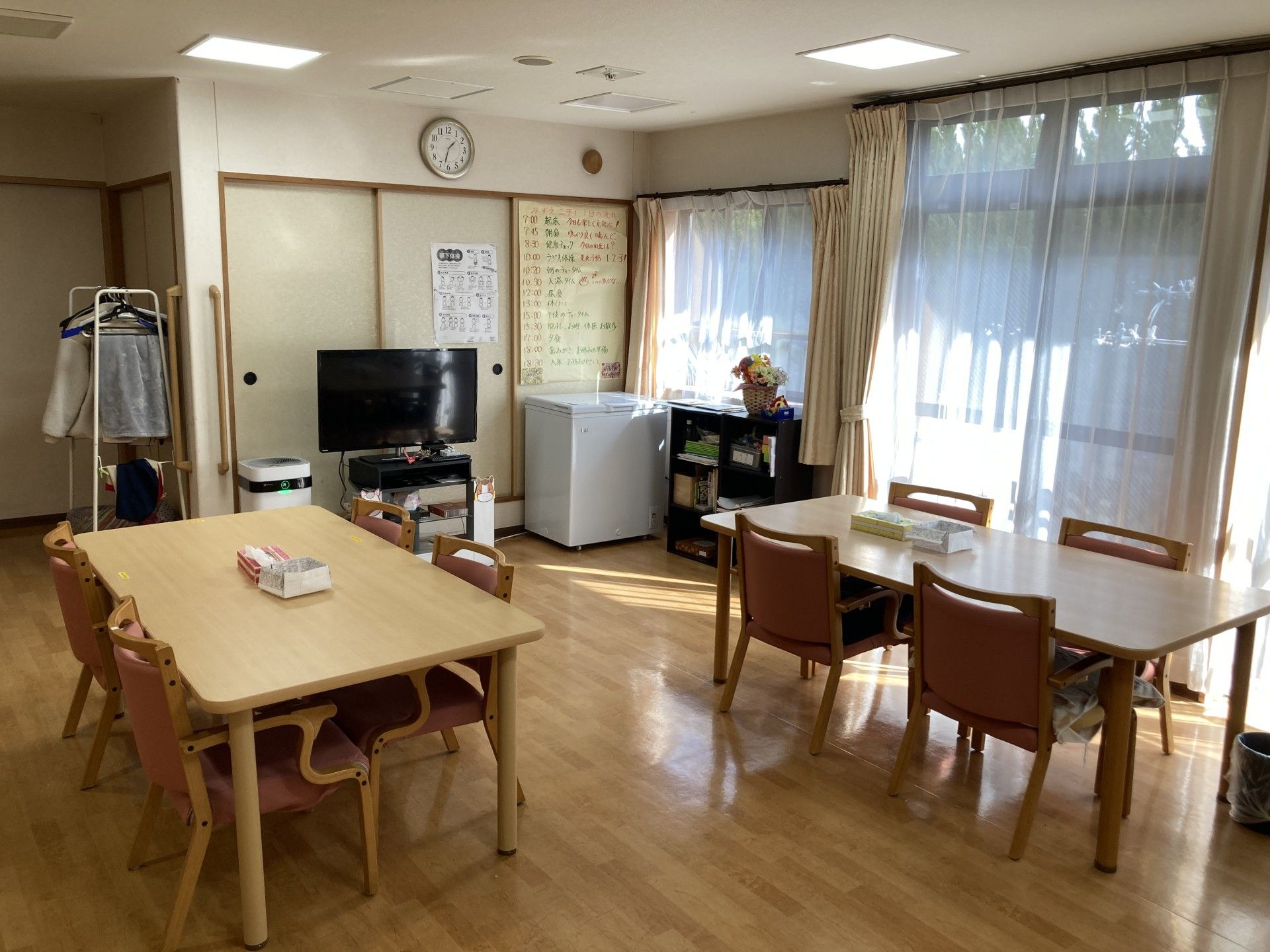 日差しが差し込む共有スペース