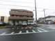 円形の建物と交通標識