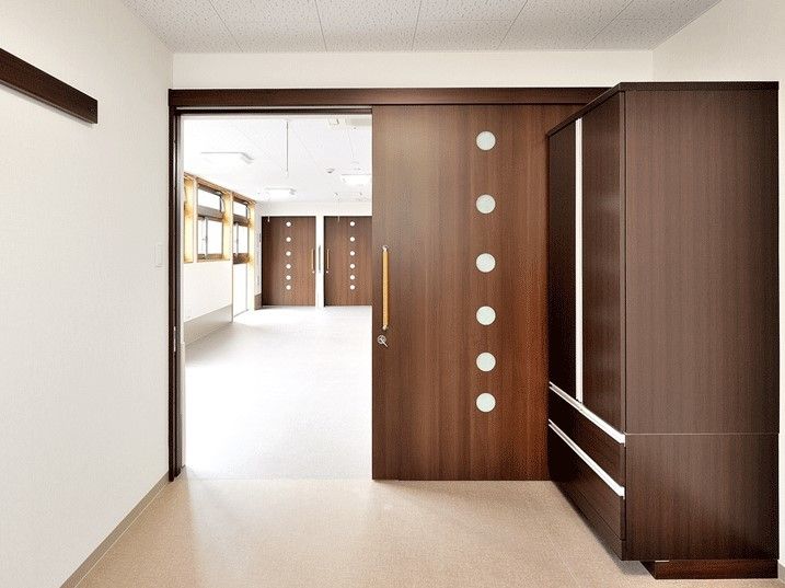 大きな収納家具が付いた居室。段差がなく、大きな引き戸も設置されている。