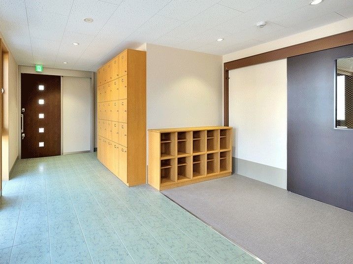 靴箱や上履き入れが置かれたエントランスは広く、段差がない。大きな引き戸もついている。