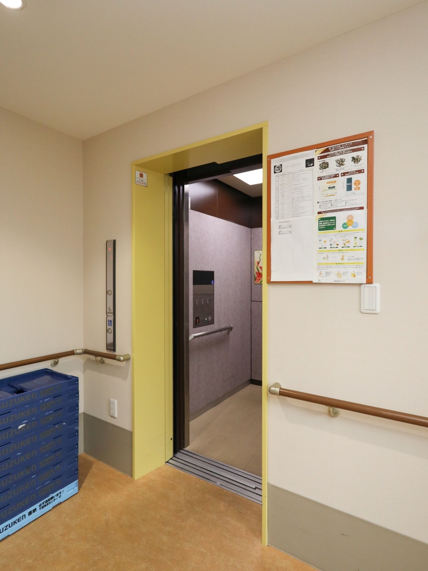 エレベーター内には手すりとミラーが付いている。入口横の壁に伝言板が取り付けてある。周囲の壁には、腰高位置に木製の手すりが設置されている。