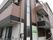 施設は、鉄骨造りの３階建てである。各階にベランダが設置されて、エアコンの室外機が置かれているのが確認できる。