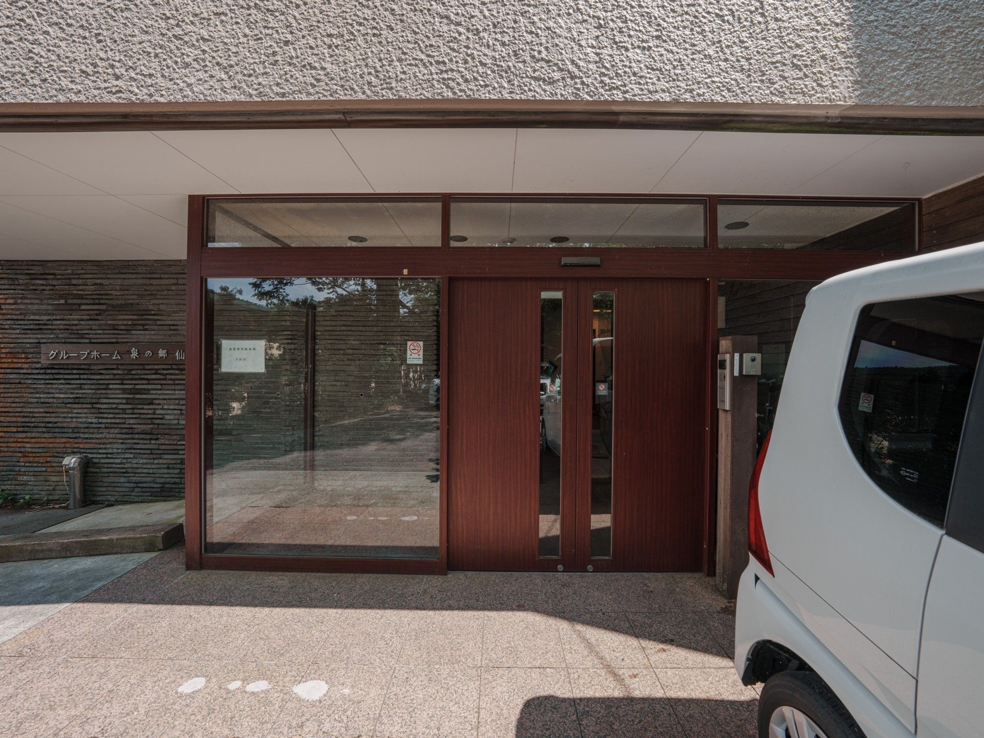 木製の扉のエントランス