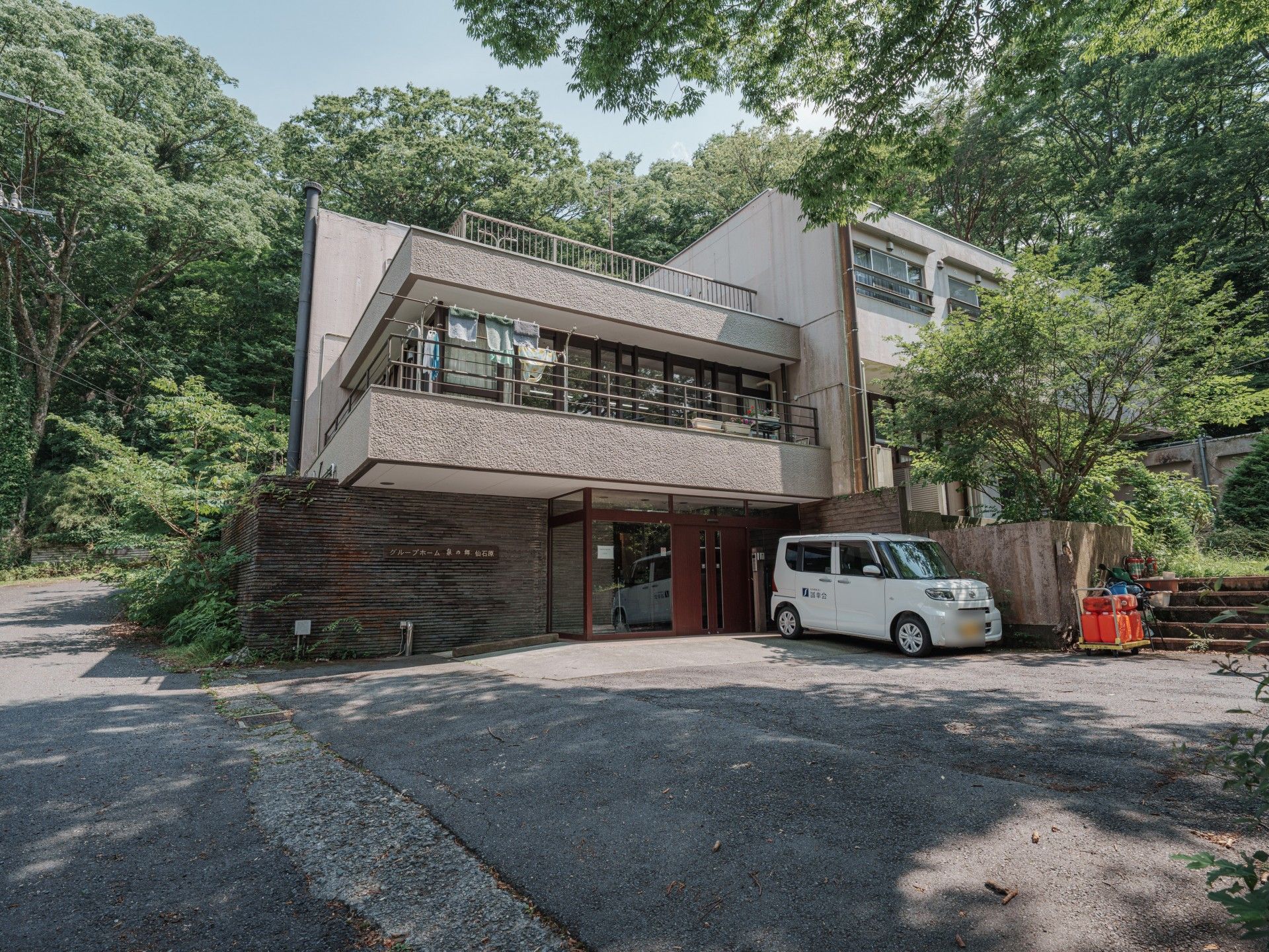 緑に囲まれた建物外観