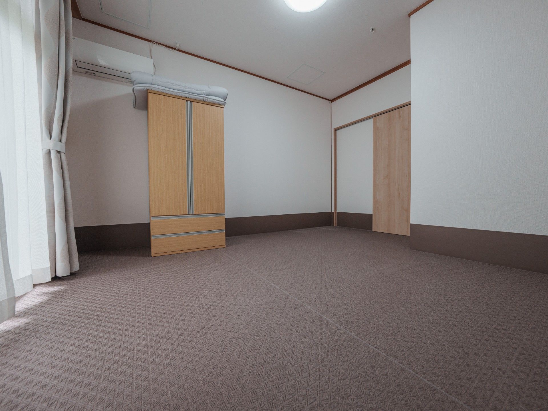 落ち着いた雰囲気の部屋