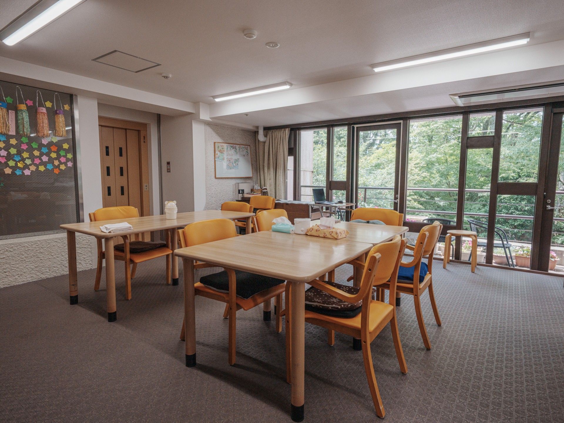 窓際の明るい共有スペース