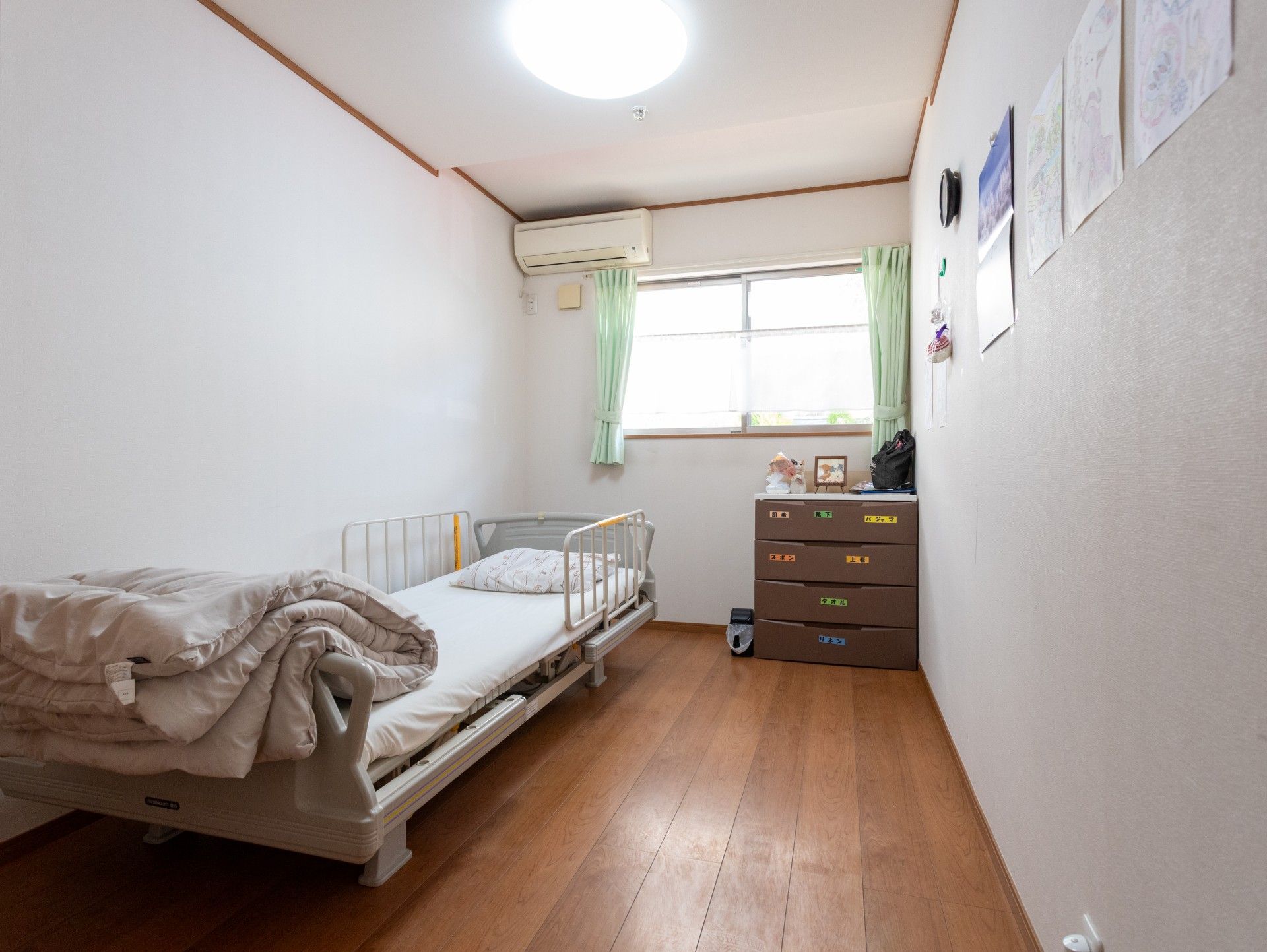 シンプルな個室の様子