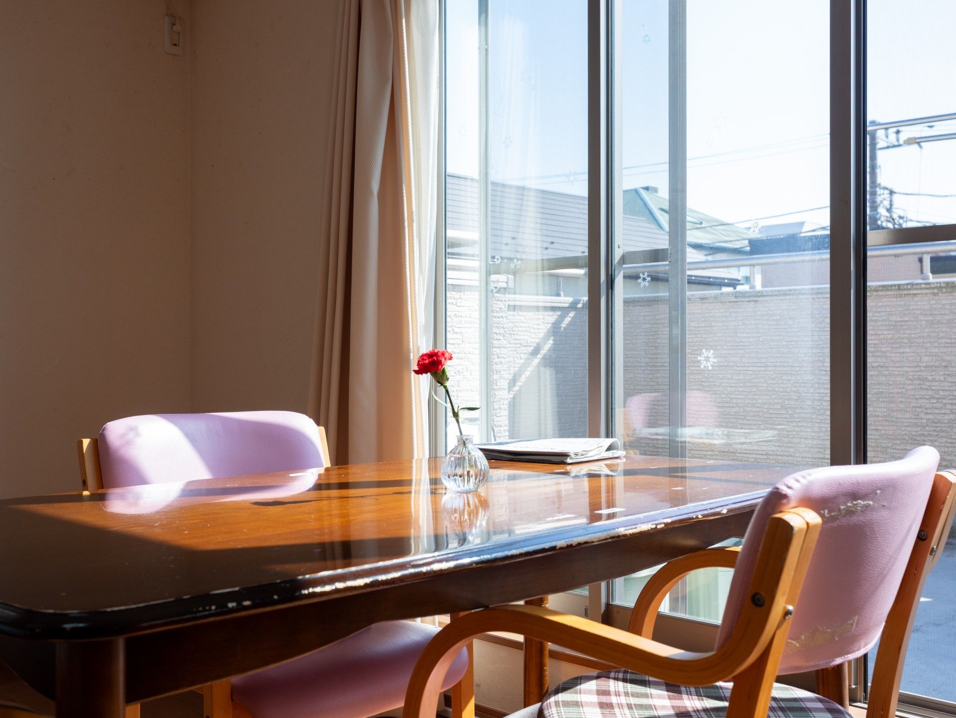 日差しが差し込むテーブル