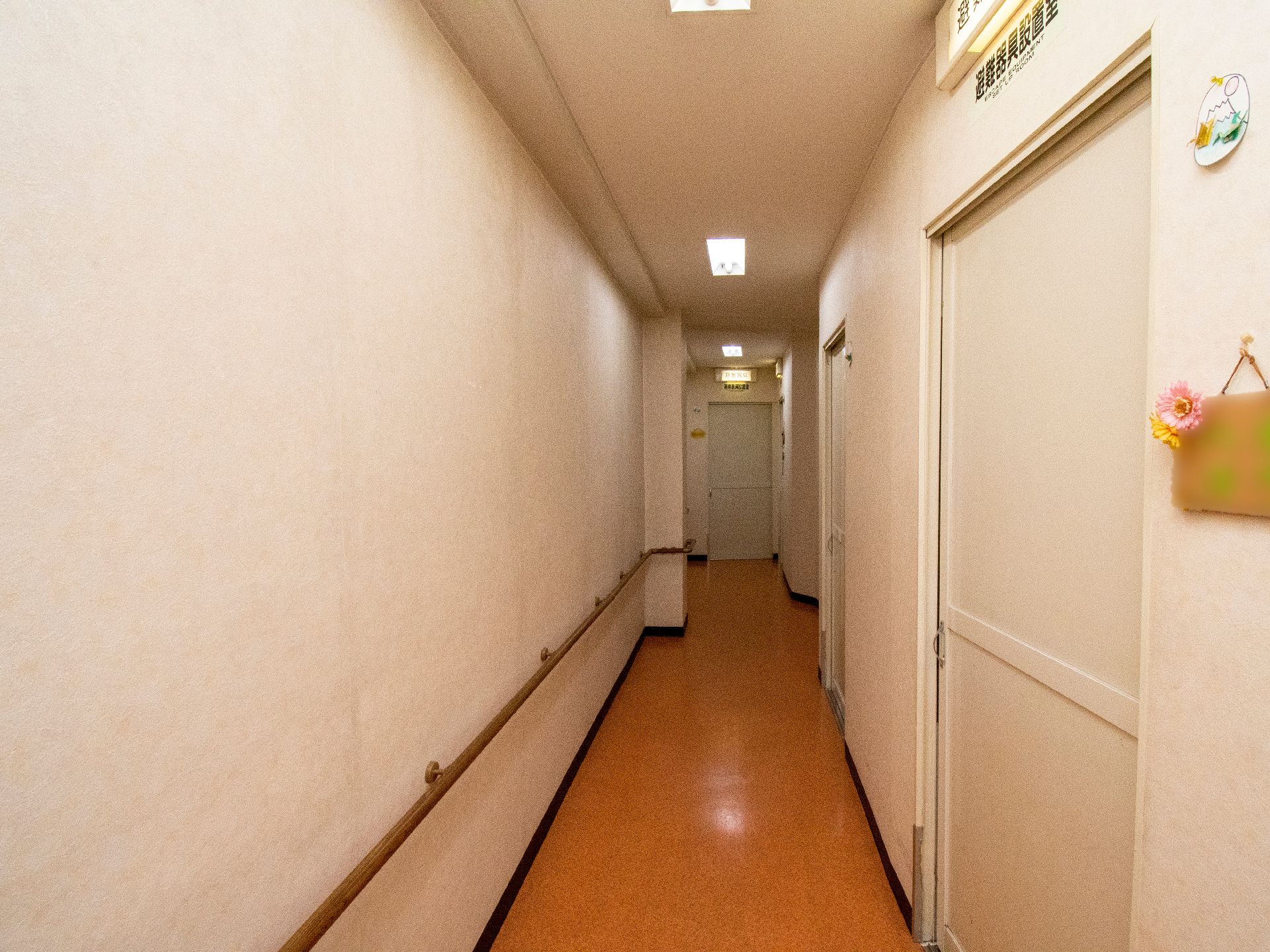廊下には、手すりを設置