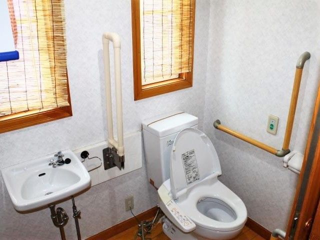 トイレには二つ窓が付き、両サイドに手すりがある。手洗い場や呼び出しボタンも設置されている。
