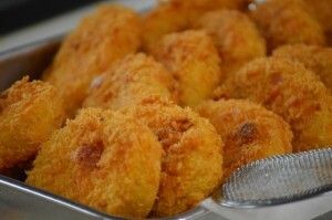 こんがり揚がった複数のコロッケ