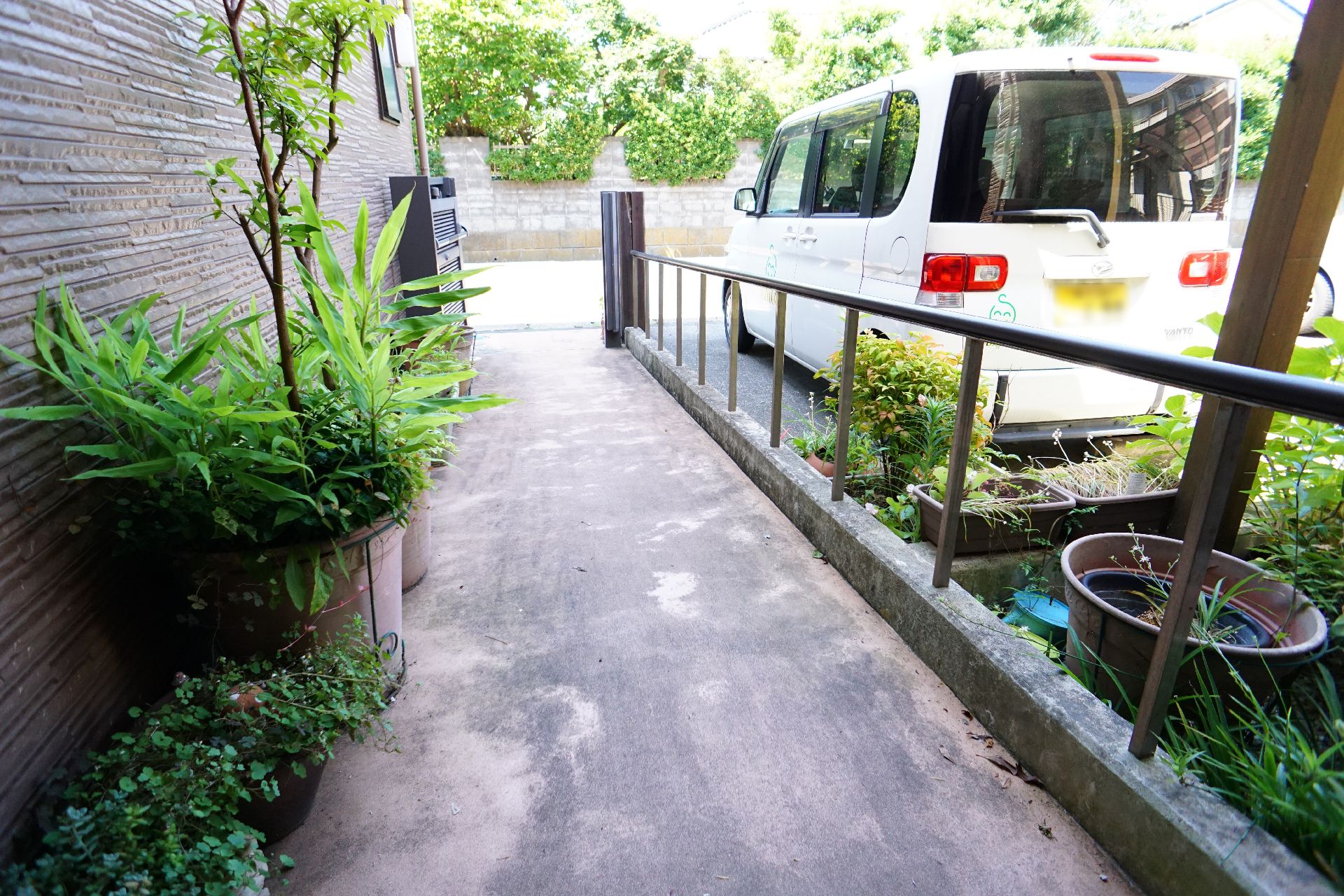 車椅子の人のために手すりとスロープが設置された介護施設の玄関