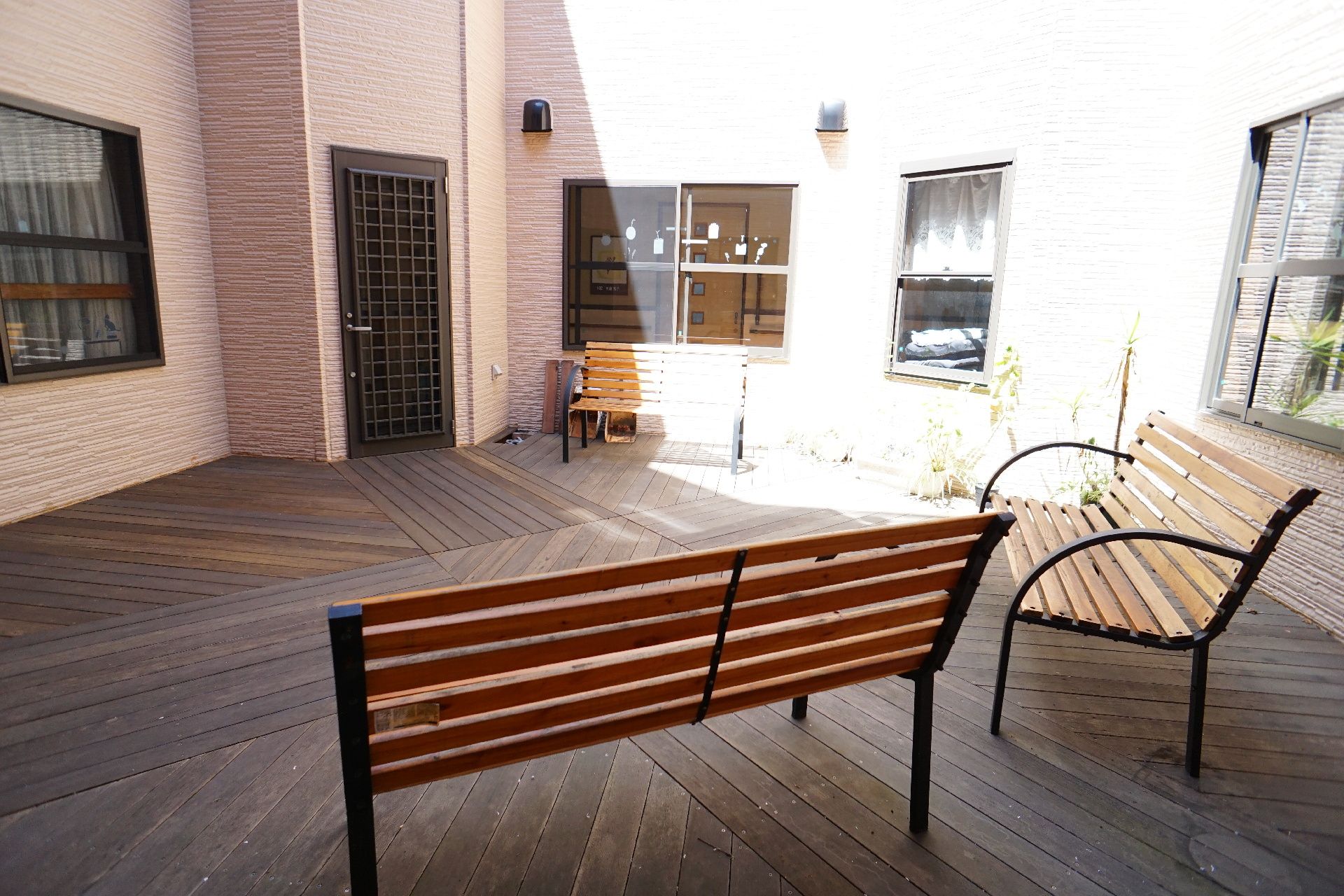 ベンチとテーブルが設置されており、整備された中庭