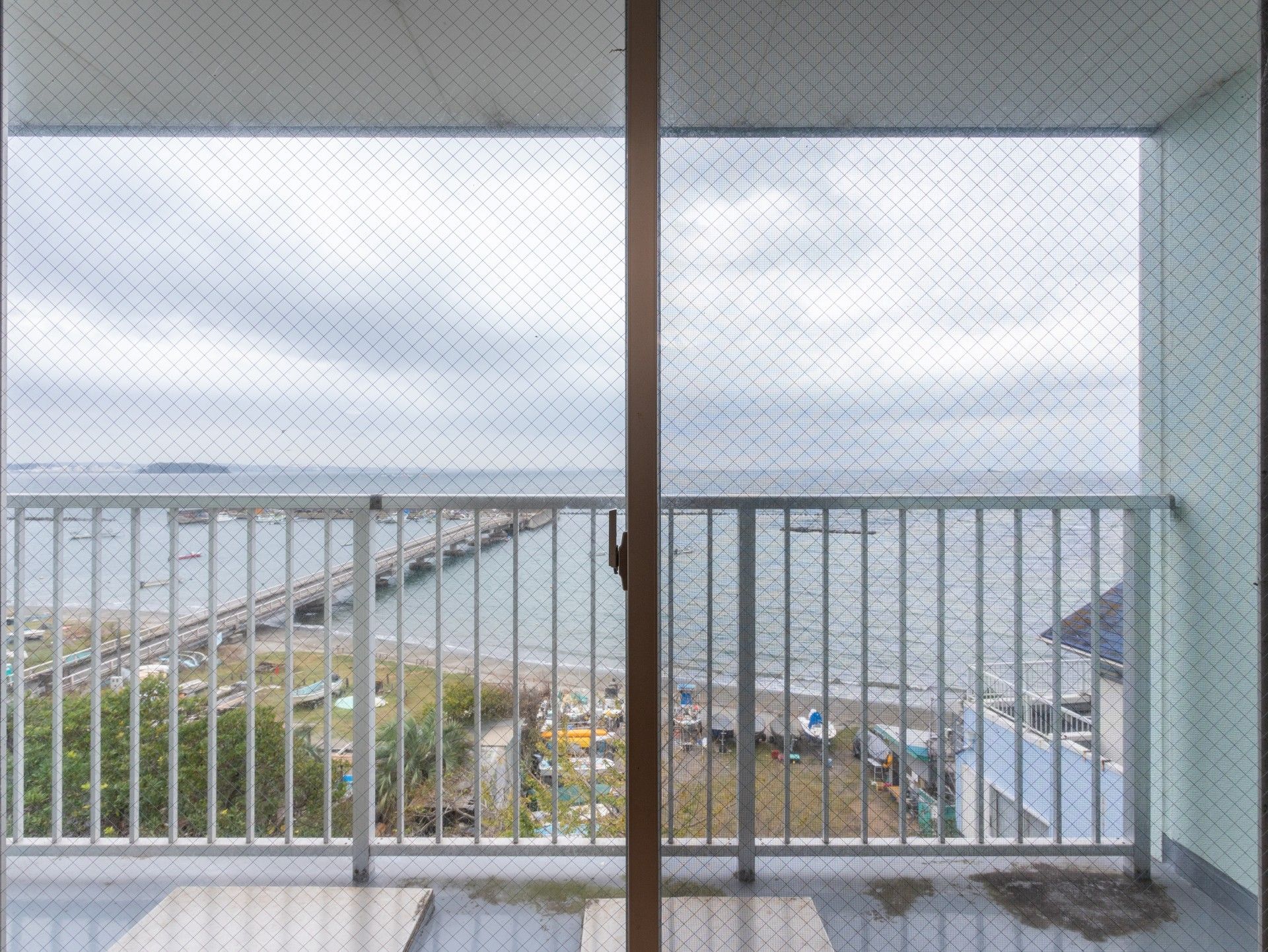 海を望むベランダの景色