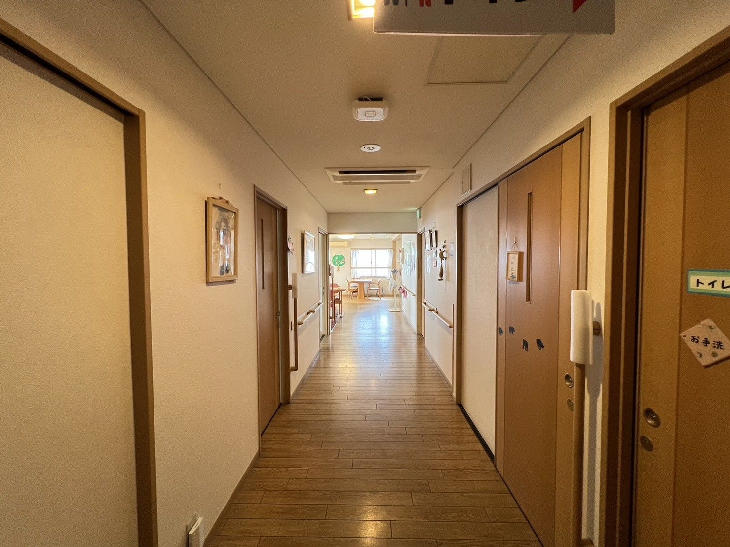 明るい廊下の風景