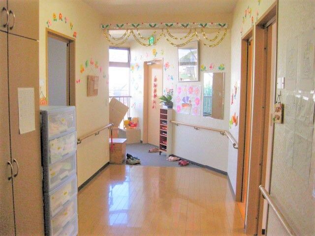 手すりがついた廊下とエントランスの様子。オールバリアフリーの床