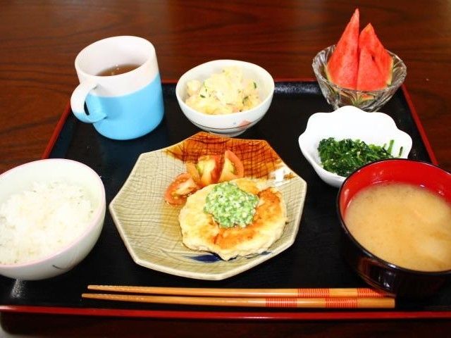 白いご飯にみそ汁、メイン料理や野菜の和え物、果物などボリューム満点の内容。