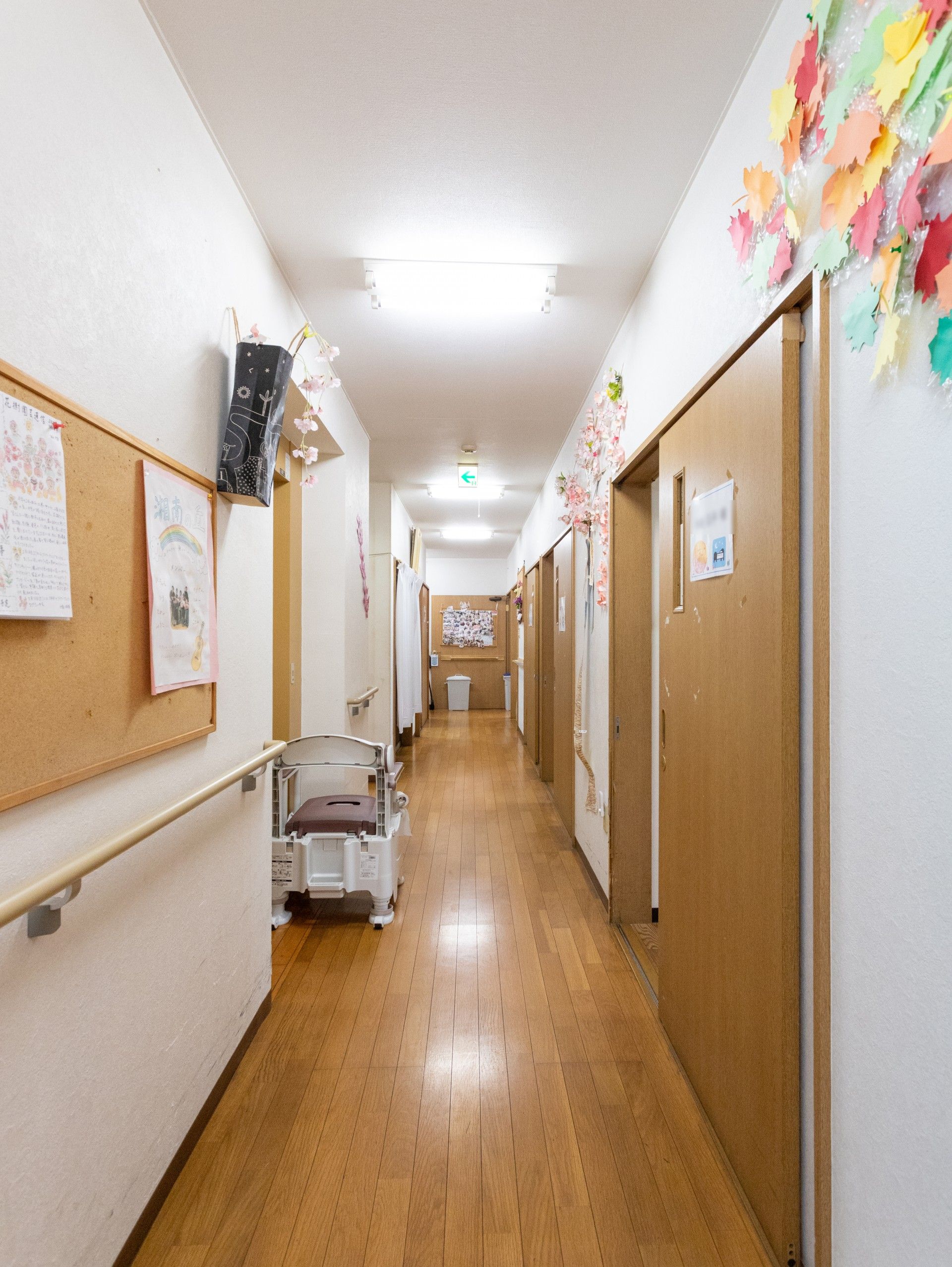 飾り付けがある廊下