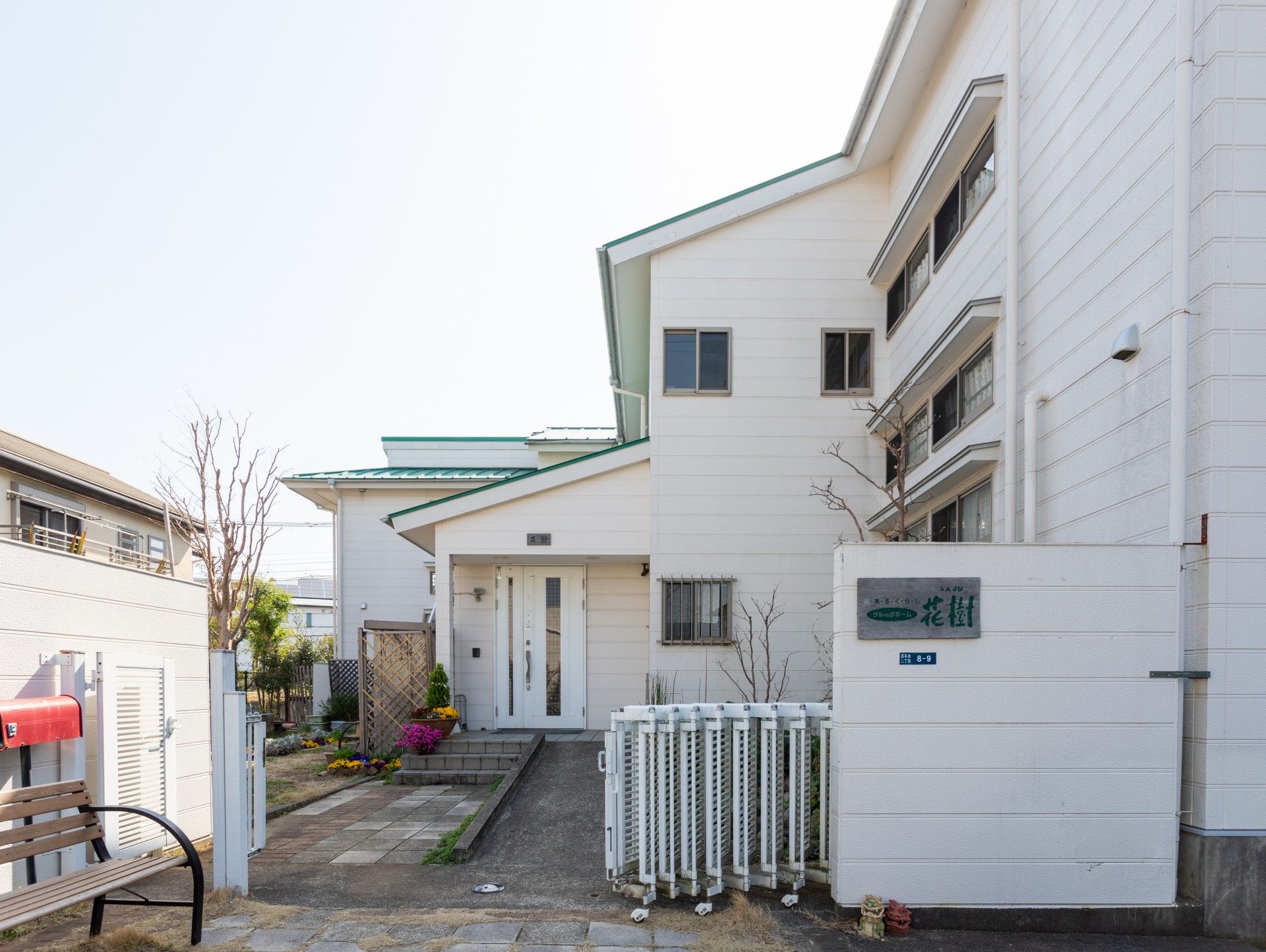 白い建物の外観