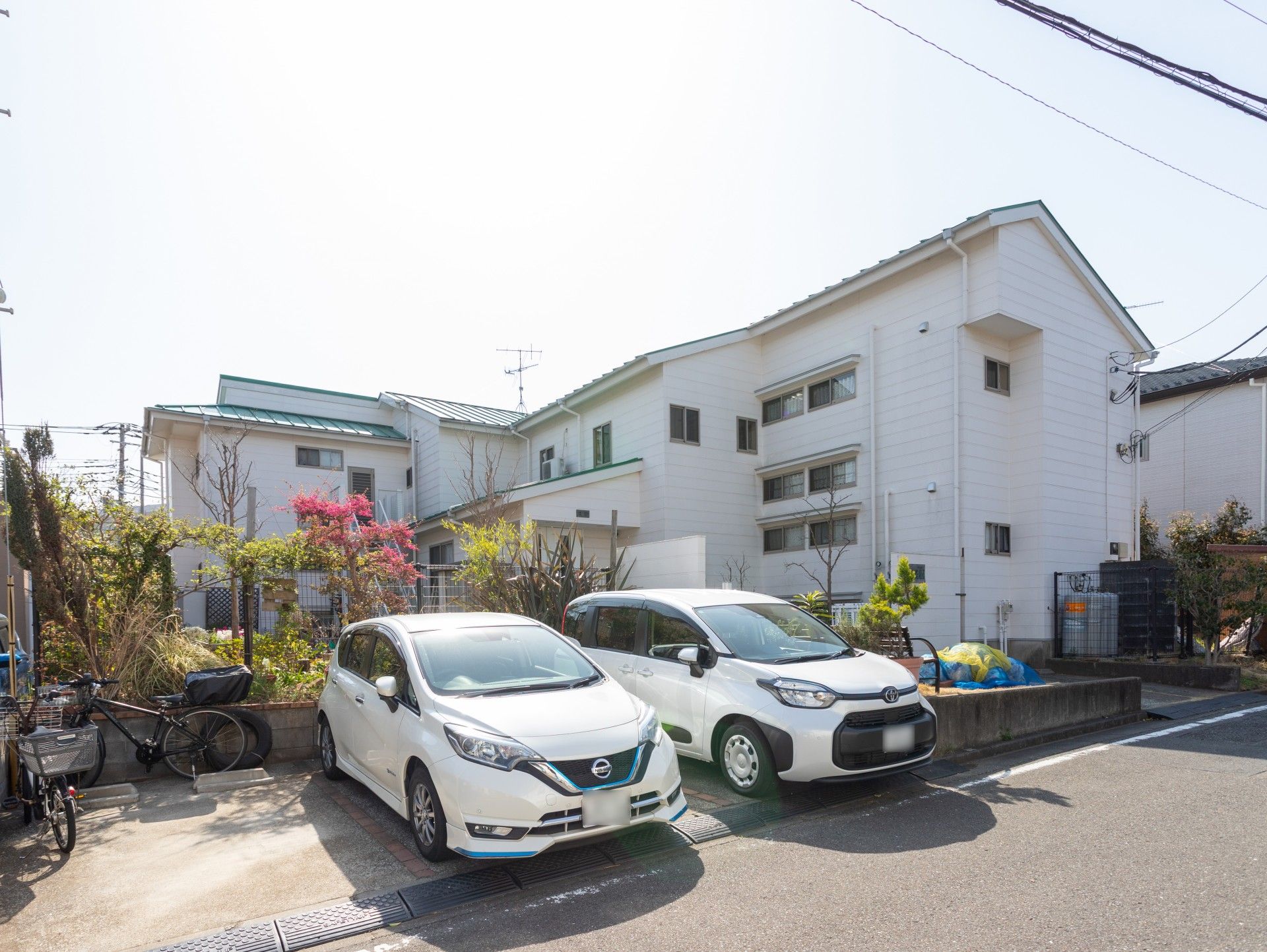 駐車場と建物の外観
