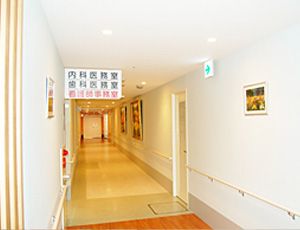 明るく広々とした廊下