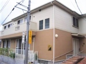 ツートンカラーが印象的な施設の外観。穏やかな色合いを施した建物