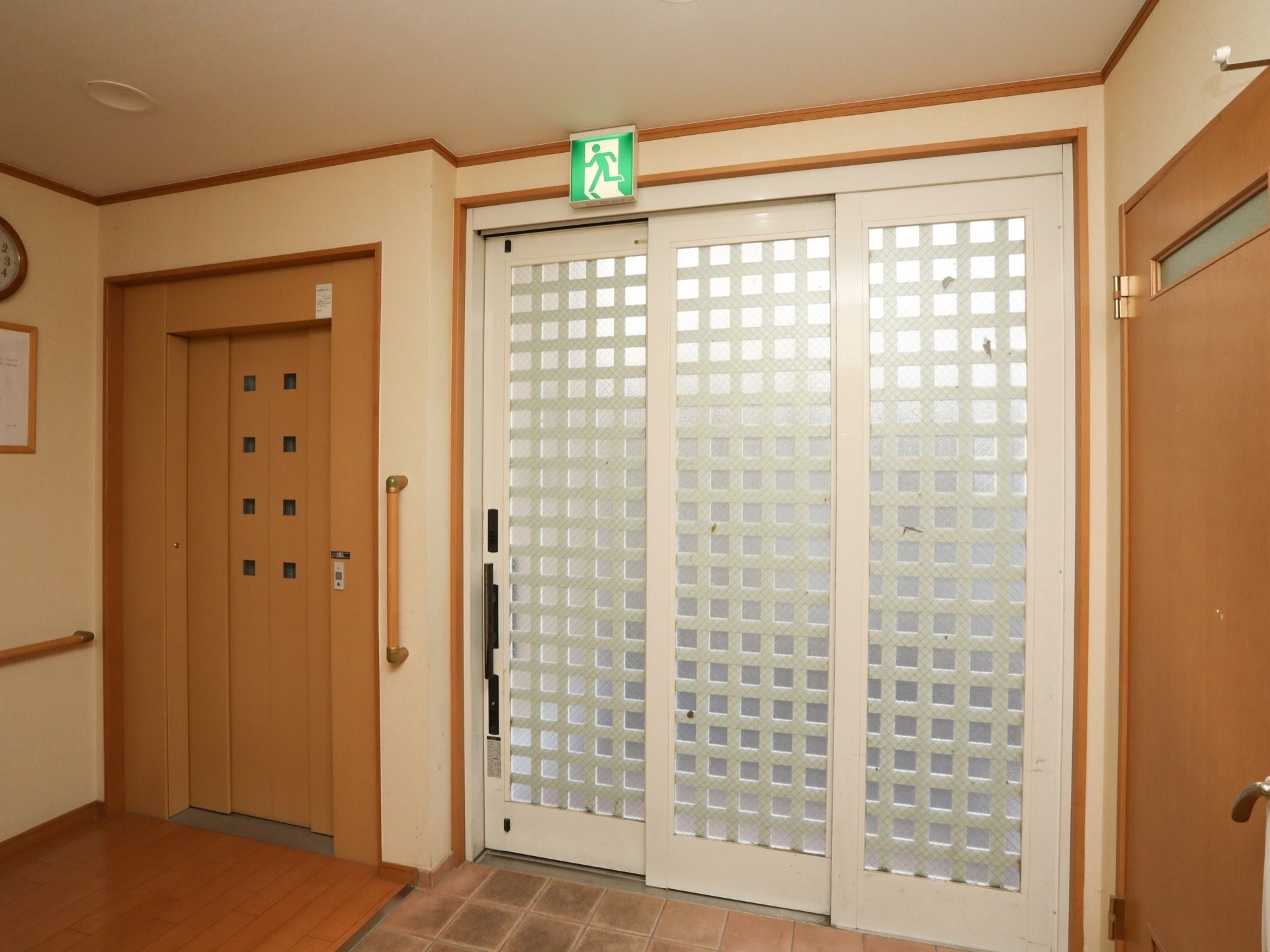玄関の床は段差のないバリアフリー設計で扉は白く、スライド式である。玄関から入ってすぐ左側にエレベーターが設置されている。