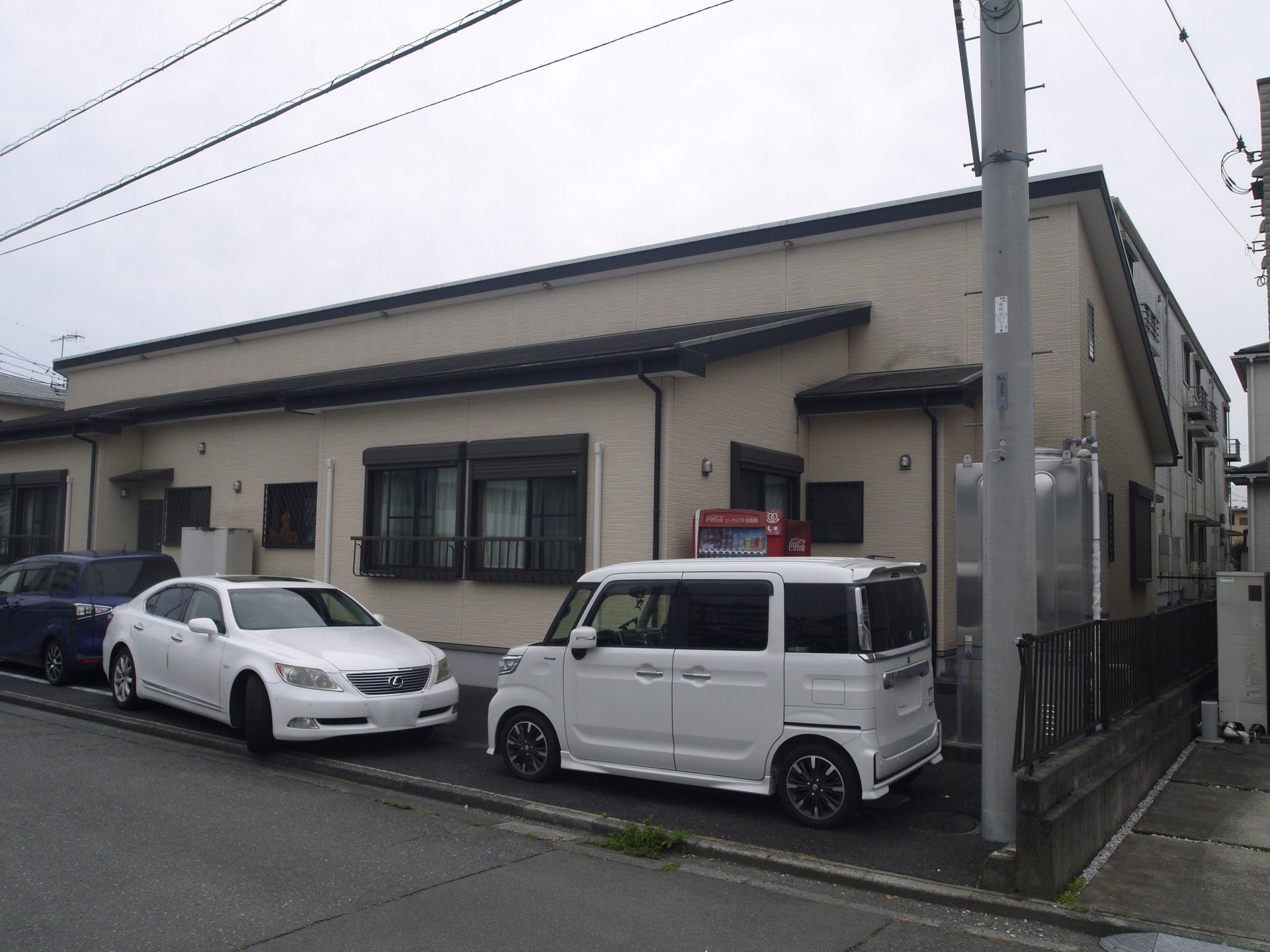 ゆったりとした外観の建物