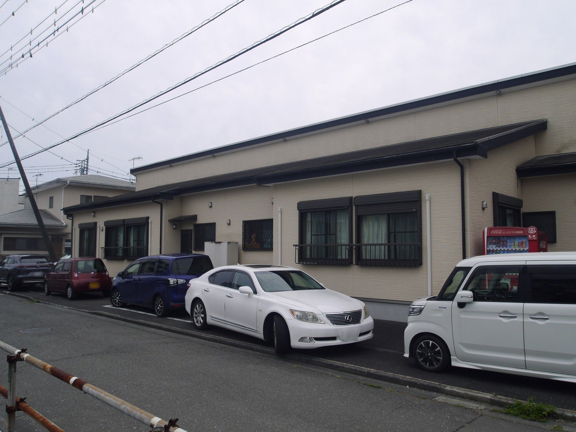 ゆったりとした外観の建物