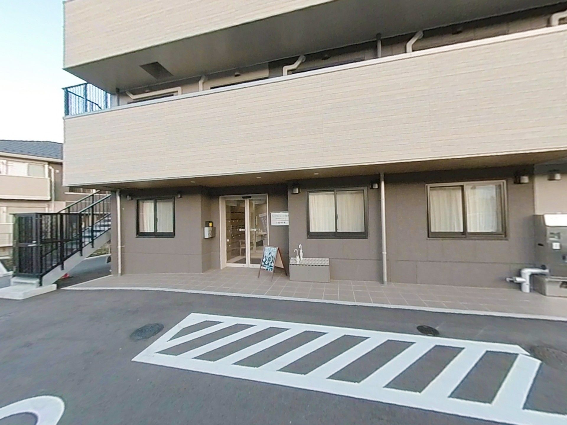 明るいエントランスの施設