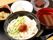 つけうどんには、大根おろしと梅干、きゅうりが盛られていて、夏にはさっぱりと食べられる工夫がされている。