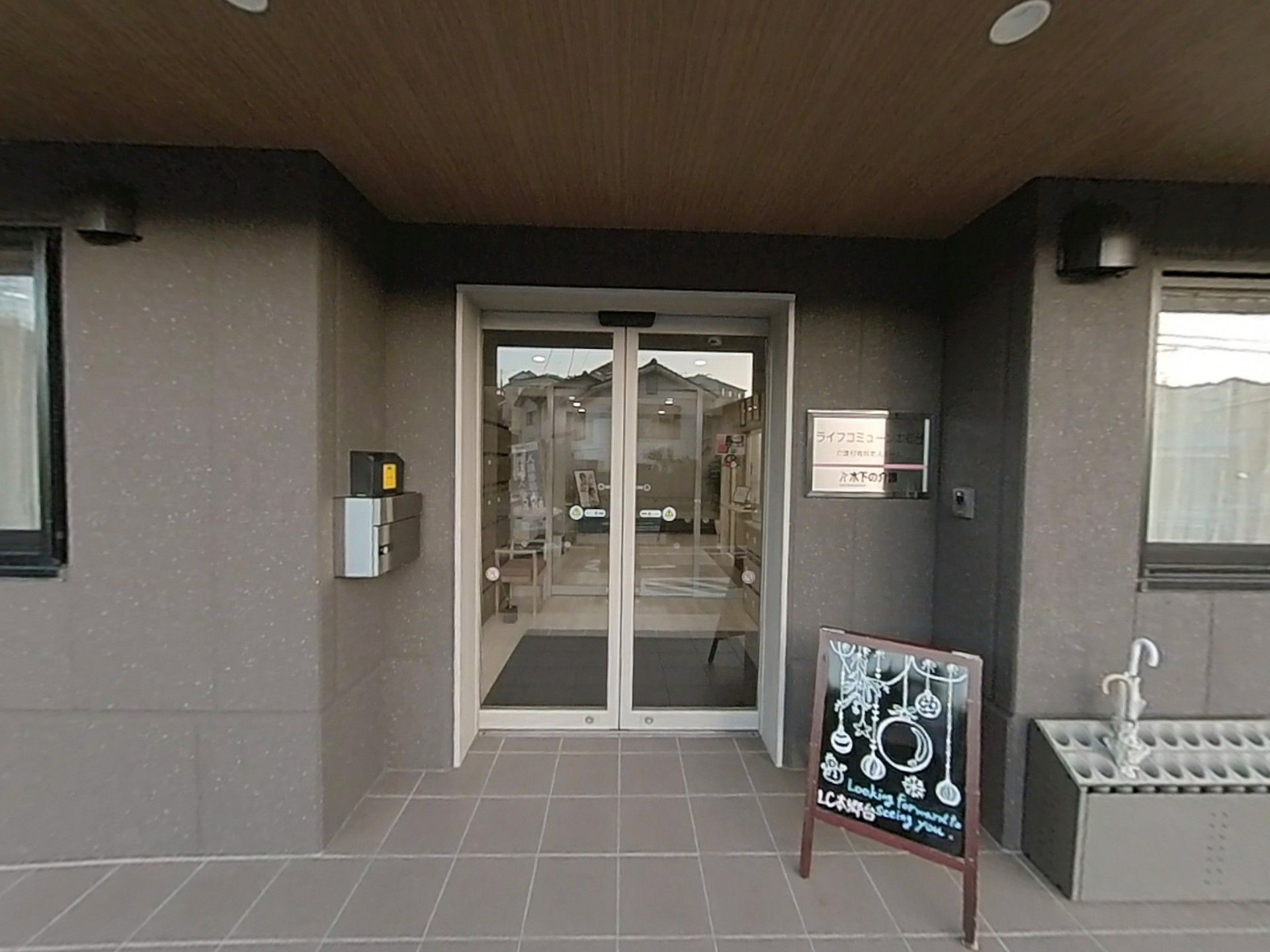 入口の自動ドア