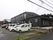 黒のシックな外壁の2階建ての施設である。周辺には高い建物がなく、閑静な場所で穏やかに過ごすことができる。