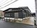 施設は道路沿いに建てられており、黒い建物である。入口までは、数段の階段やスロープであがることができる。