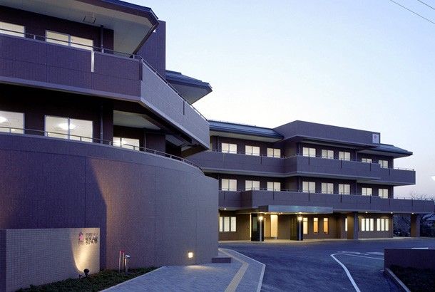 夕暮れ時の落ち着いた建物