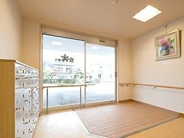 エントランスには大きな自動ドアが設置され、扉付きの靴箱があり、段差はない。