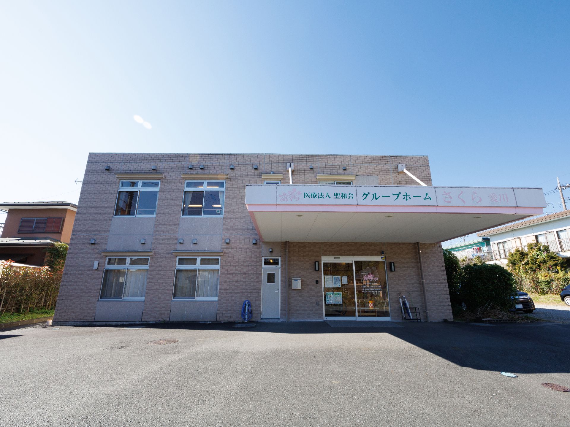 駐車場の出入り口から見た、斜め前から見た施設全体の外観