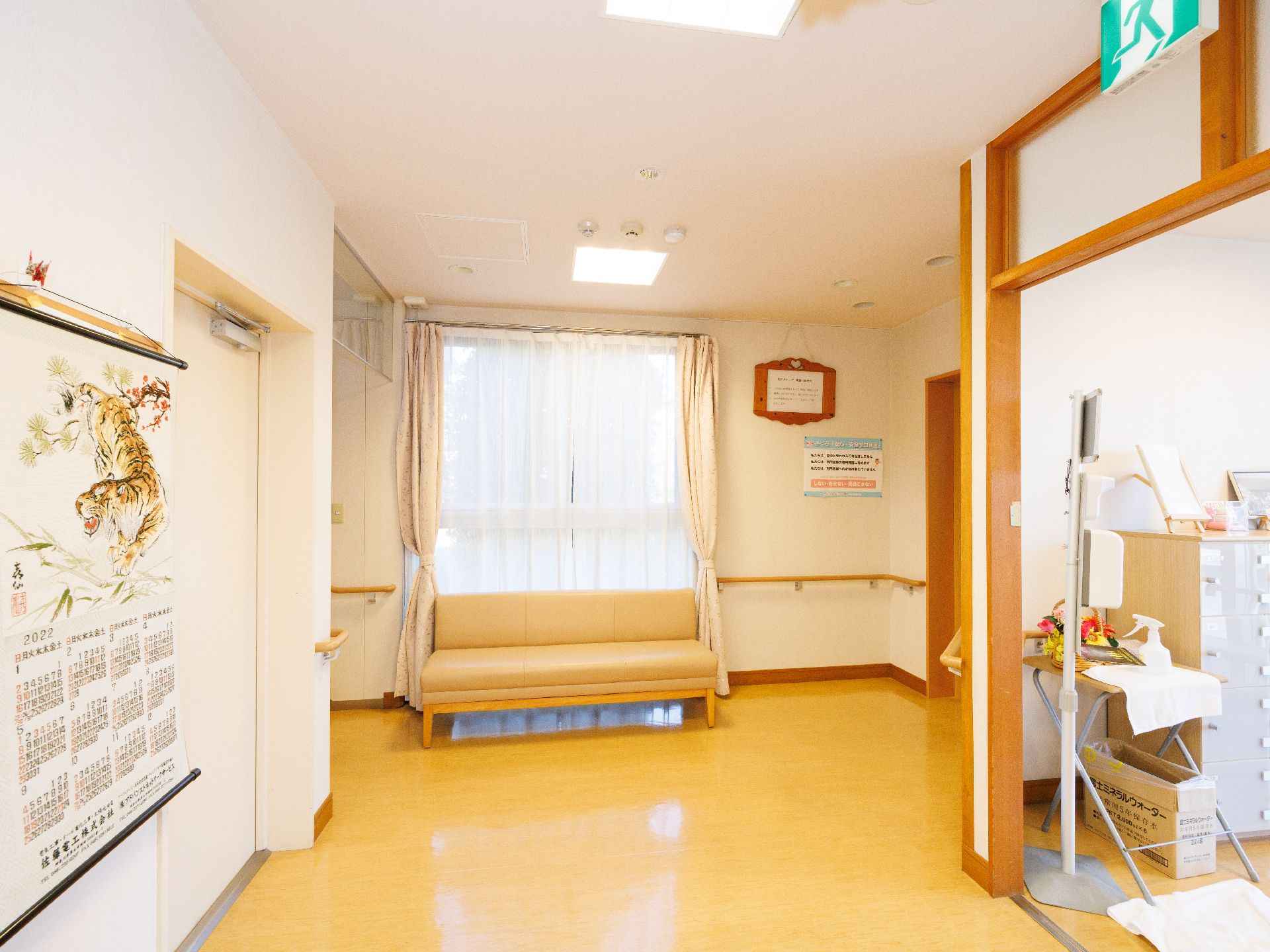 バリアフリー化され、手すりが設置されている廊下