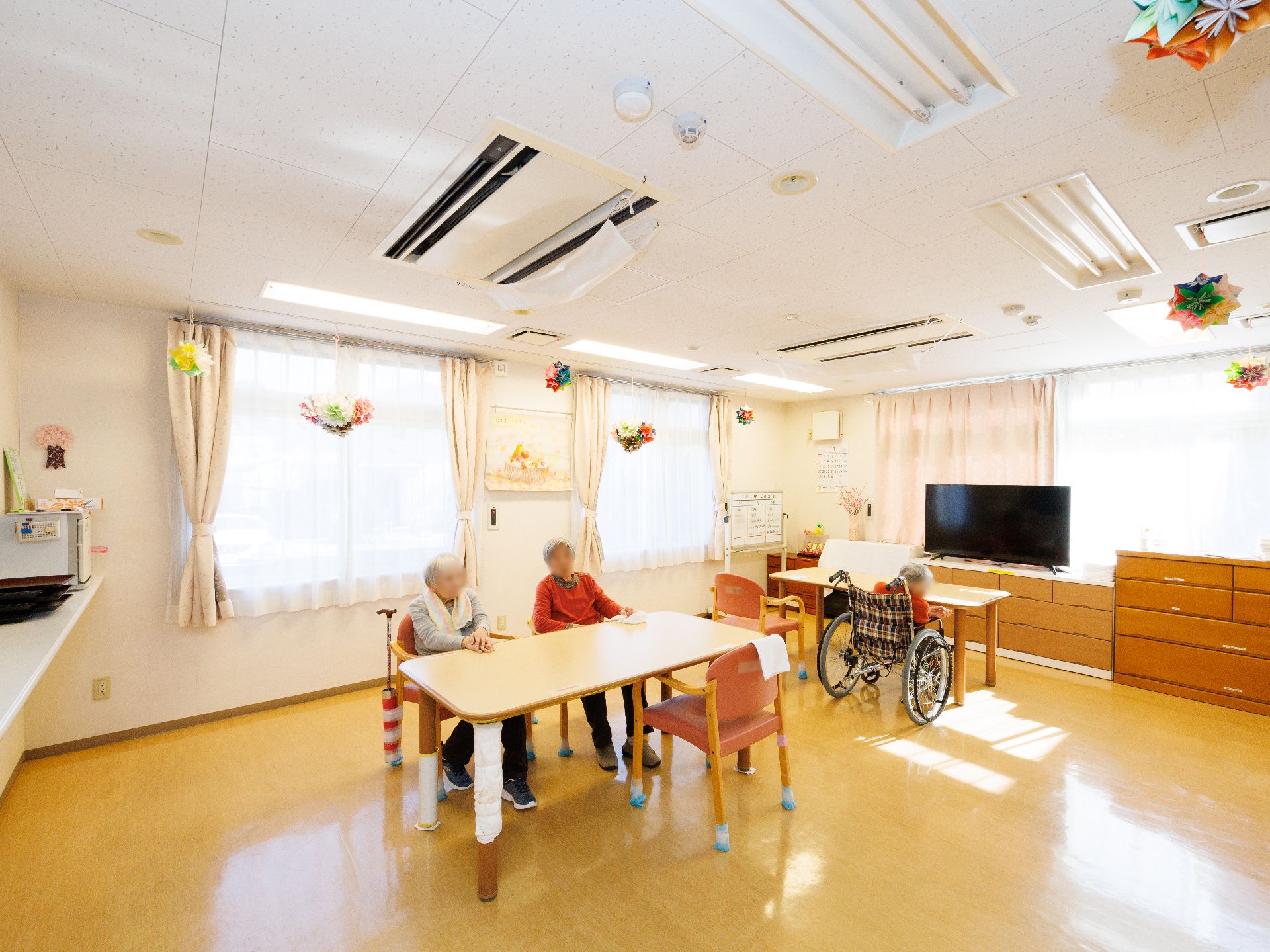 廊下の途中に椅子が置かれ、歩行中に一休みできる共有スペース