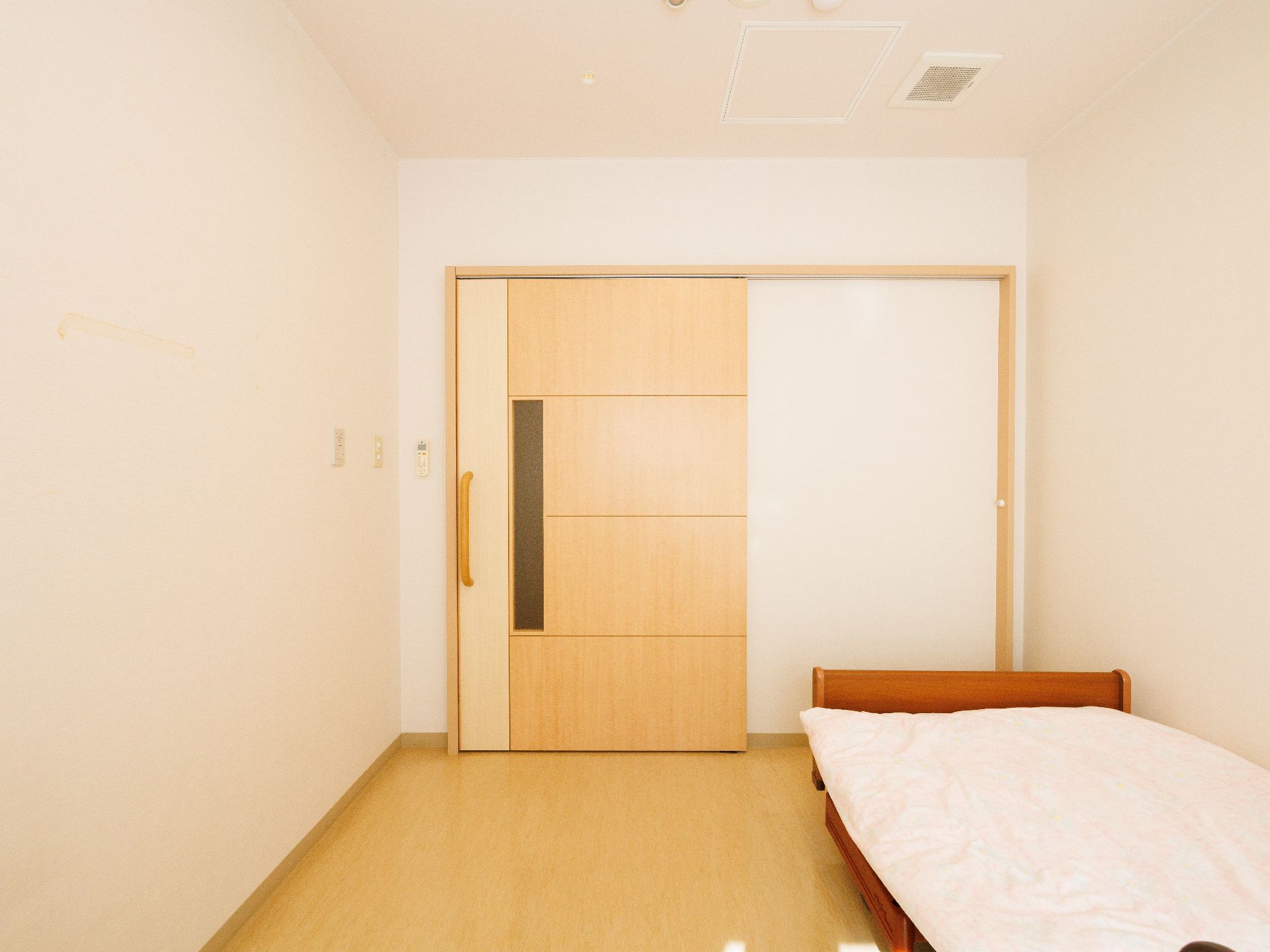 日差しが差し込み、介護ベッドや家具に日差しが当たっている居室
