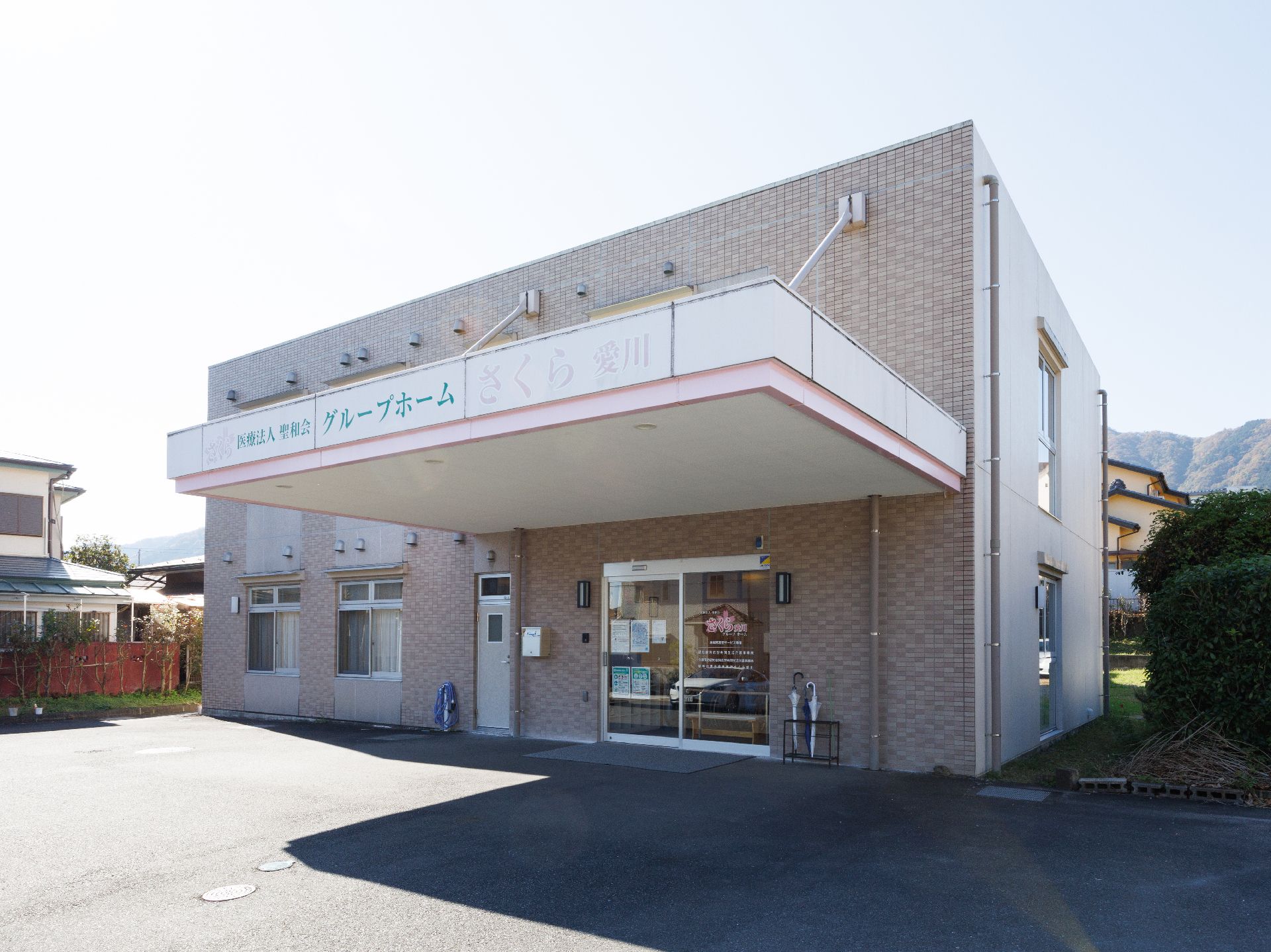 落ち着いた色合いで、駐車場も設置されている外観