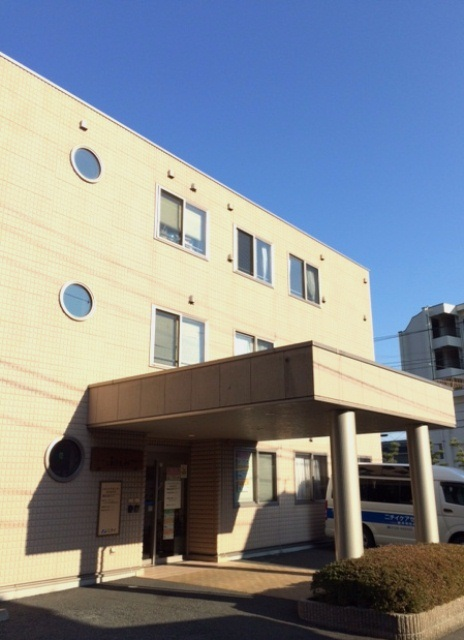 明るい入り口の建物