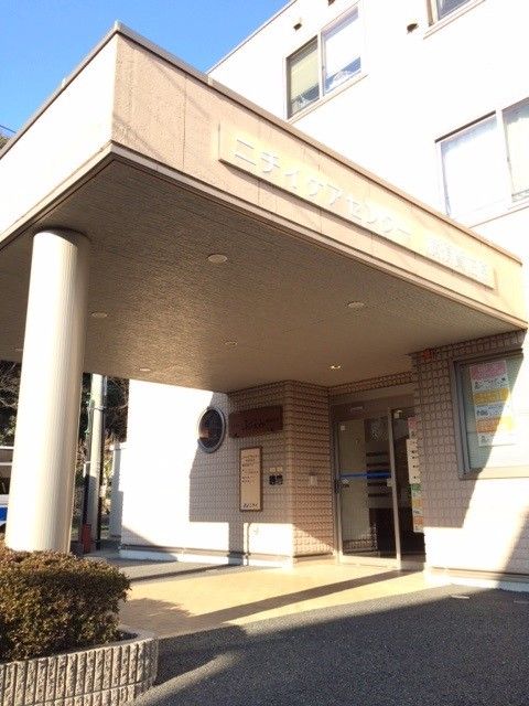 明るいエントランスの施設