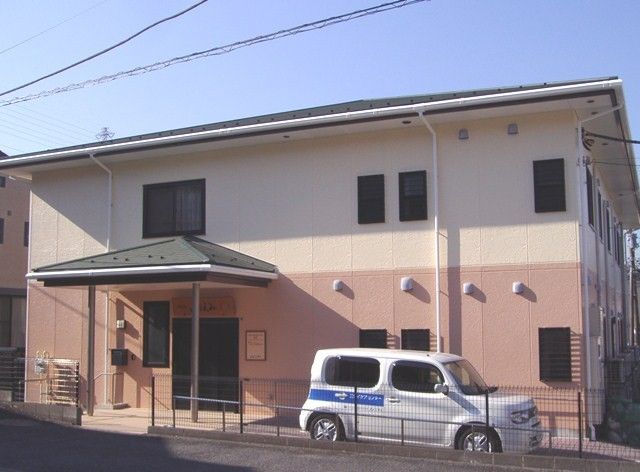 明るい外観の建物