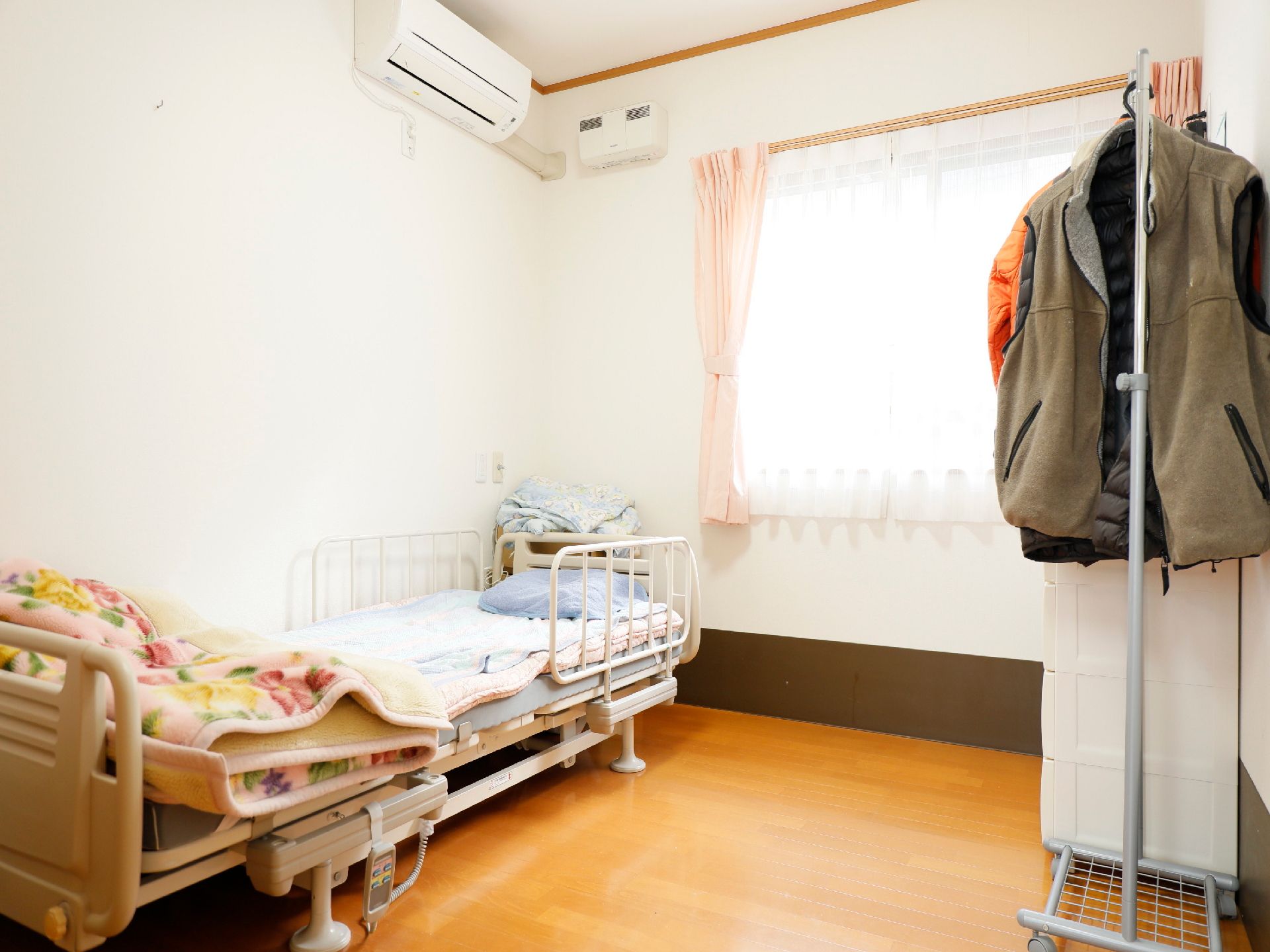 エアコンで適度な温度管理が可能な、自然光の差し込む個室