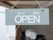 「OPEN」の文字が書かれた四角いプレートが下げられている。カフェのようなおしゃれな雰囲気になっている。