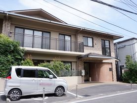 ２階建ての建物になっており、前には車椅子専用の駐車スペースがある。２階のベランダには、フェンスが取り付けられている。