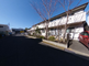 白い外壁の居住施設外観