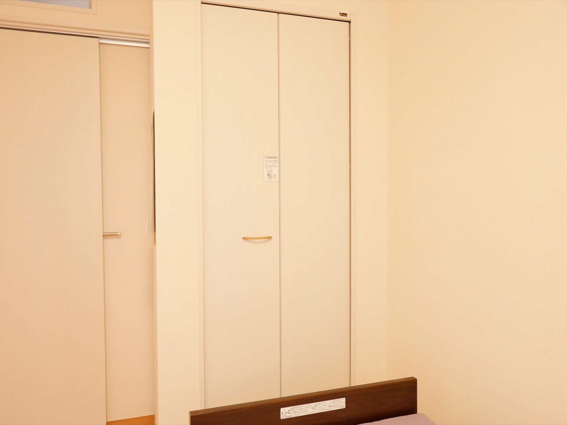 白を基調とした清潔感のある居室である。部屋の入口の横には、スライド式の扉のクローゼットが備えつけられている。
