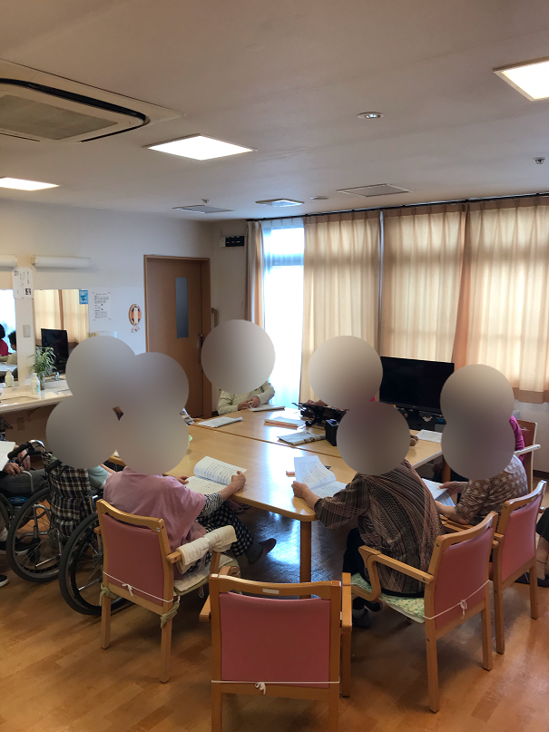 施設内でレクを行う入居者様